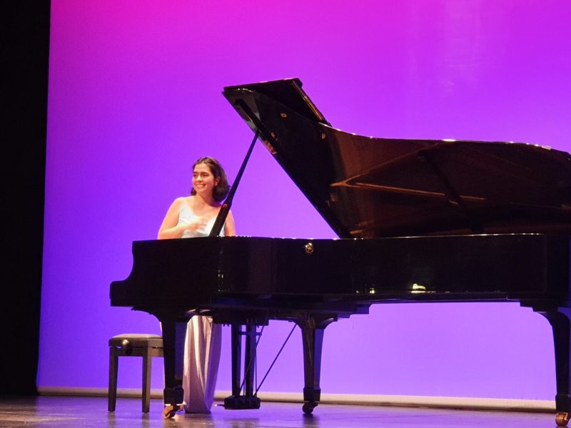 Pianista Carla Sandoval ofreció concierto de Navidad en homenaje a los trabajadores de la Salud de Los Ríos