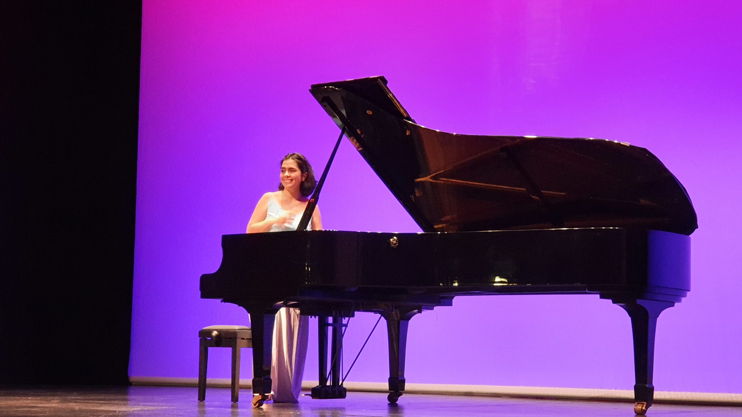 Pianista Carla Sandoval ofreció concierto de Navidad en homenaje a los trabajadores de la Salud de Los Ríos